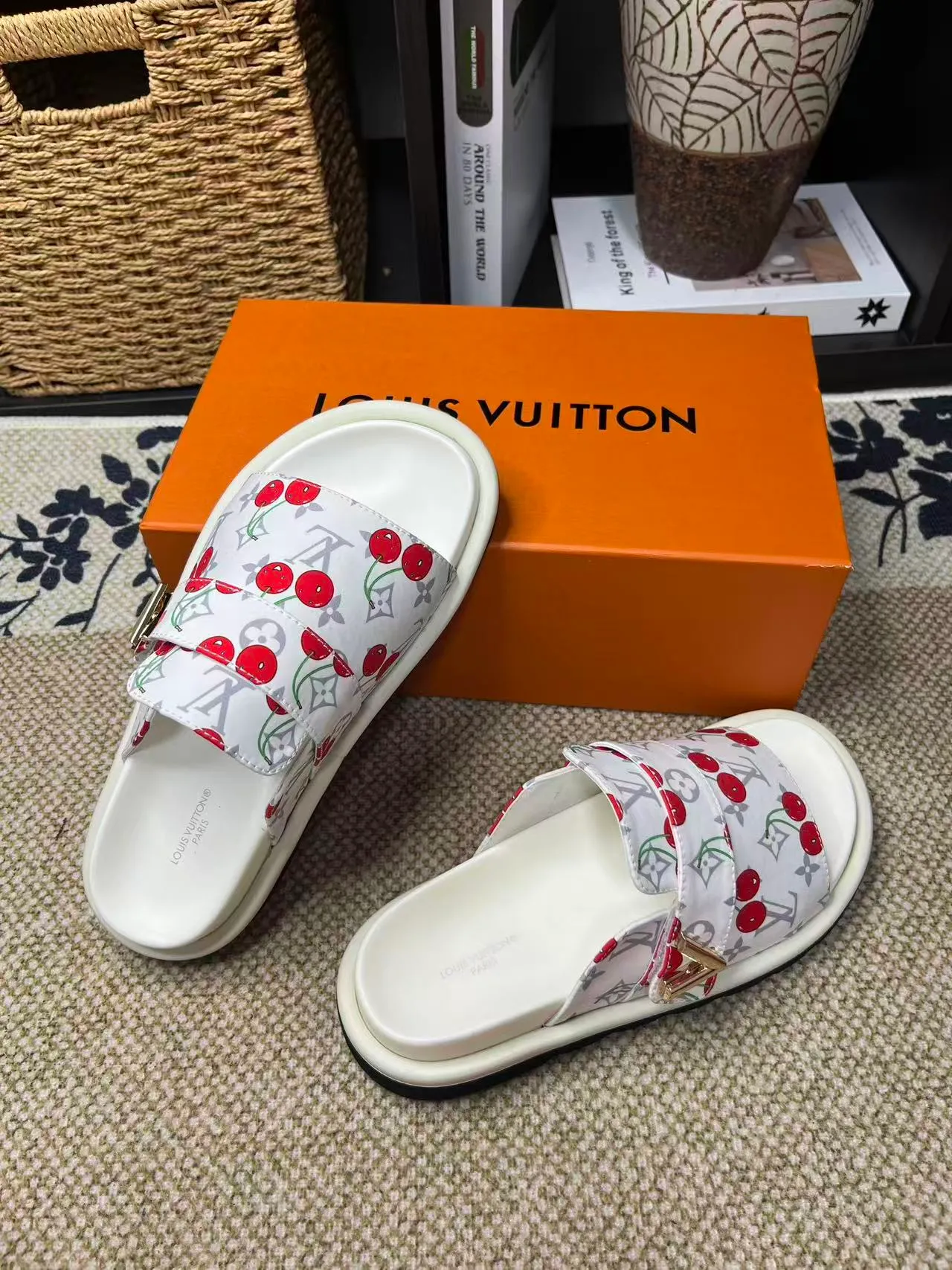 P340 [New Style] [LOUIS VUITTON] Louis Vuitton, LV printing, men's and women's slippers are now on the market, packed in drawer boxes with cloth bags and cards, the upper pattern looks very soft and waxy, and is a super versatile leg slimming tool. Fabric: imported denim/canvas/old fabric, LV hardware LOGO, official website pattern printing, comfortable to wear, feet: high-elastic PU water table. Sole: foam sole, heel height: about 5cm. Code number: 35-46, 35, 45, 46 are custom-made and non-returnable. Color: multiple colors and styles available.